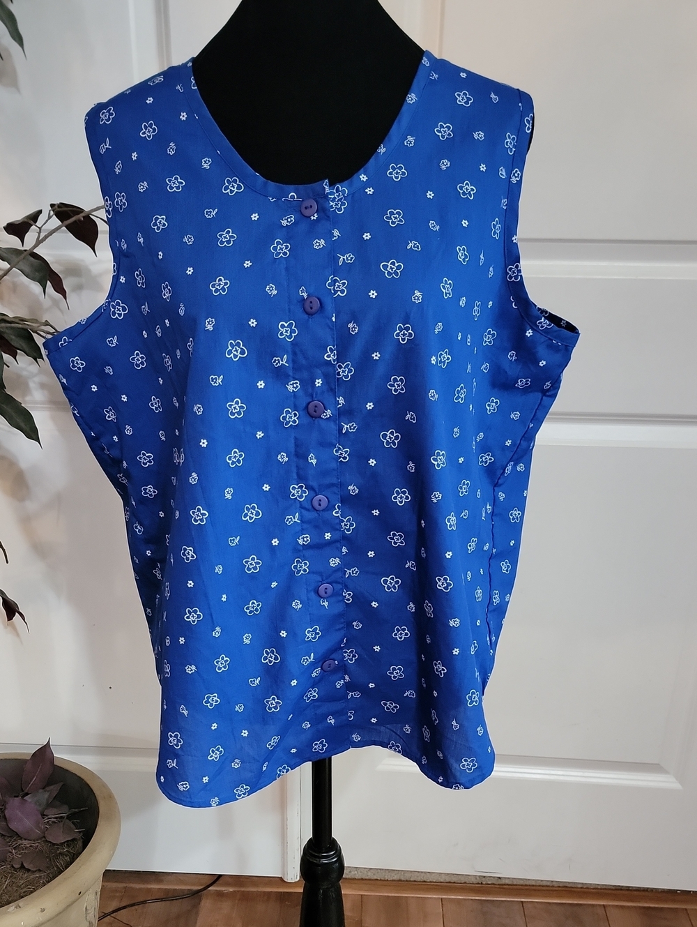 Basic Editions Blue Sleeveless Button-Front Floral Tank